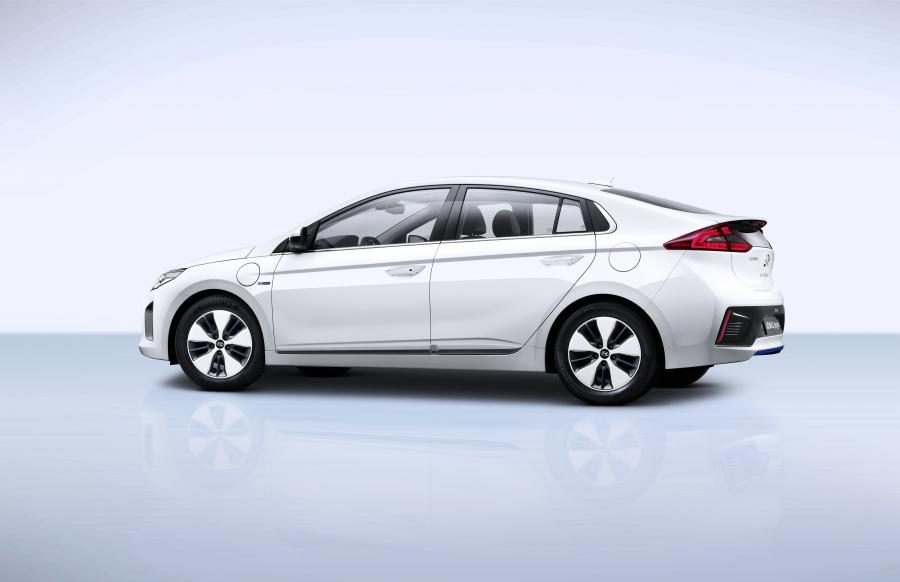  Hyundai IONIQ plug-in (AE) 2016 года  (фото 8 из 42)